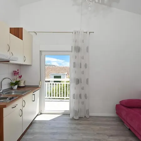 1 Bedroom Cozy In Okrug Gornji Apartment *