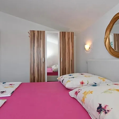 1 Bedroom Cozy In Okrug Gornji Apartment