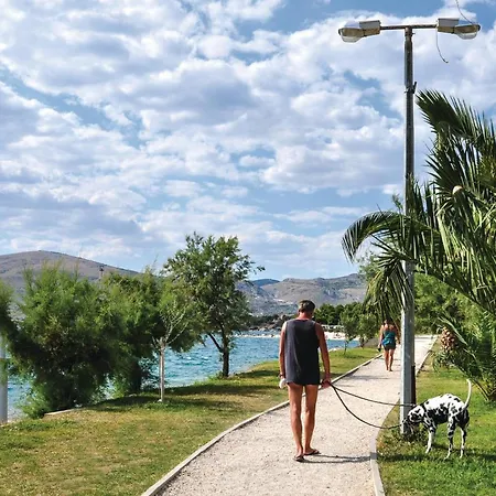 1 Bedroom Cozy In Okrug Gornji Trogir