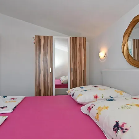 아파트 1 Bedroom Gorgeous In Okrug Gornji