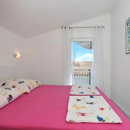 1 Bedroom Cozy In Okrug Gornji