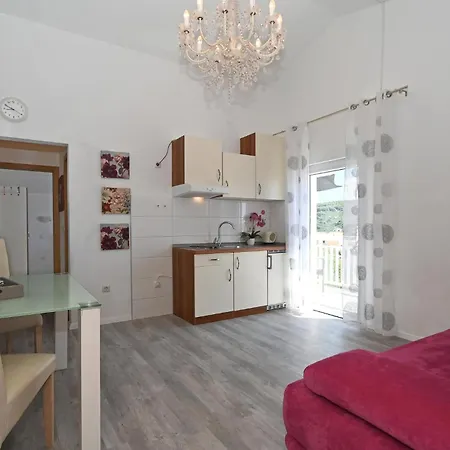 1 Bedroom Gorgeous In Okrug Gornji 아파트 트로기르