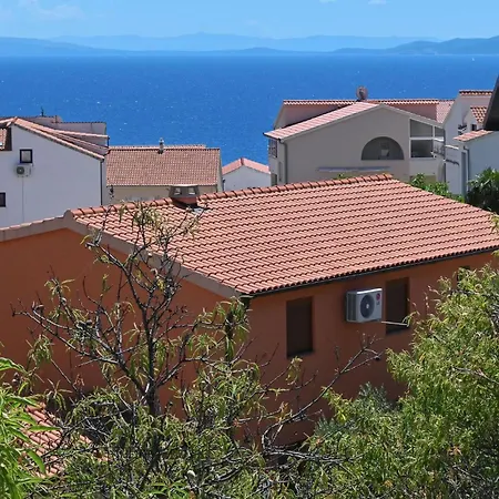 1 Bedroom Cozy In Okrug Gornji Trogir