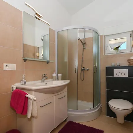 1 Bedroom Gorgeous In Okrug Gornji Apartment