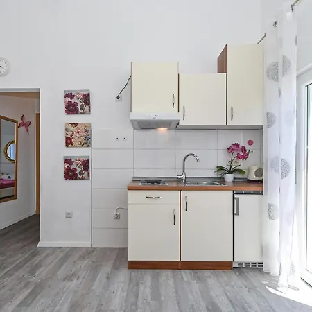 1 Bedroom Gorgeous In Okrug Gornji Apartment *