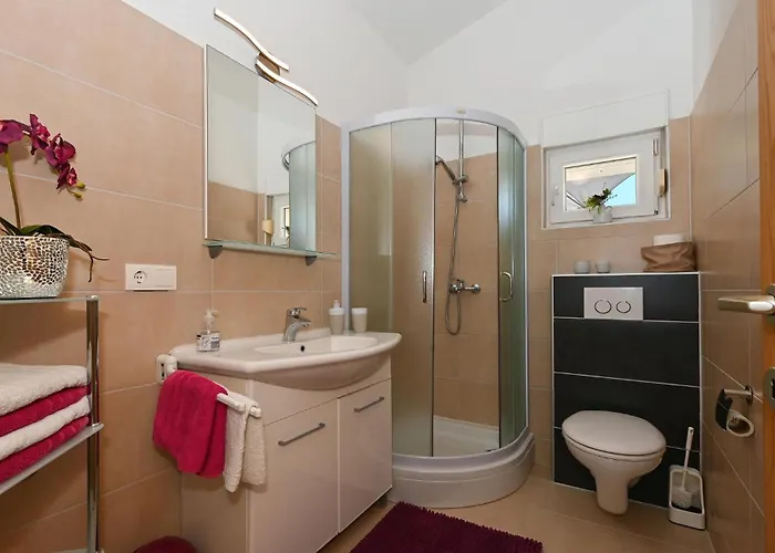 Amazing In Okrug Gornji Apartment
